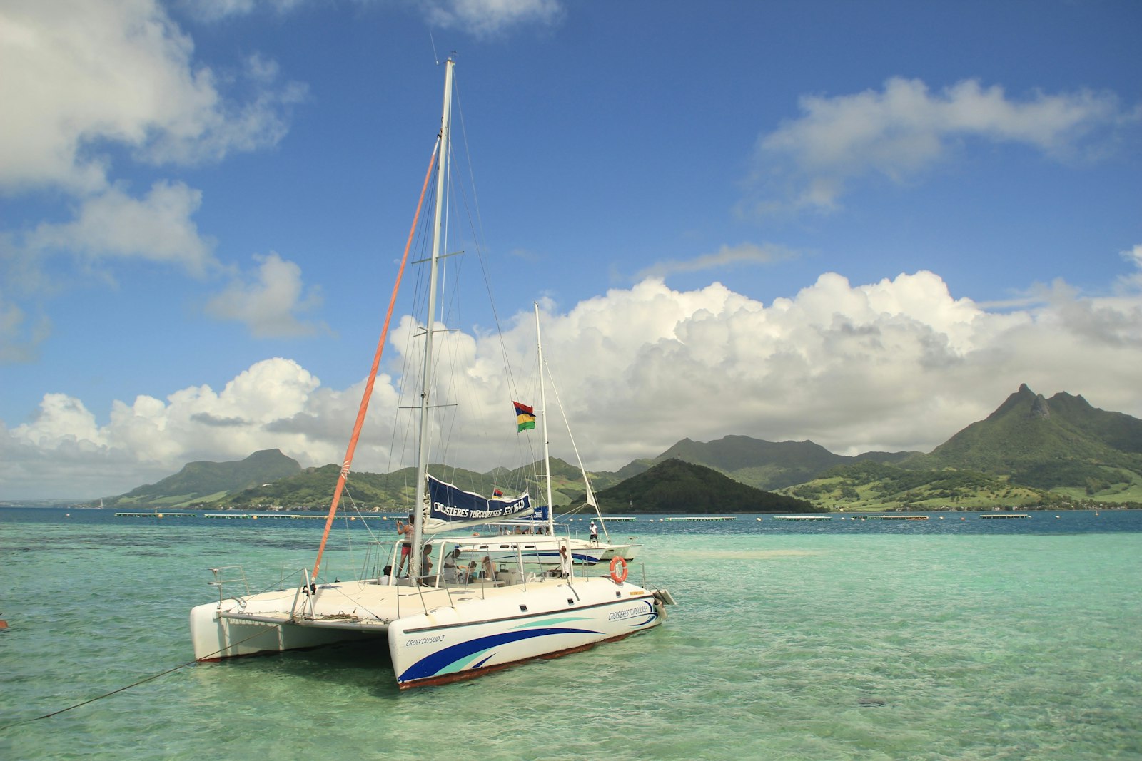 Lagună turcoaz și munți verzi în Mauritius