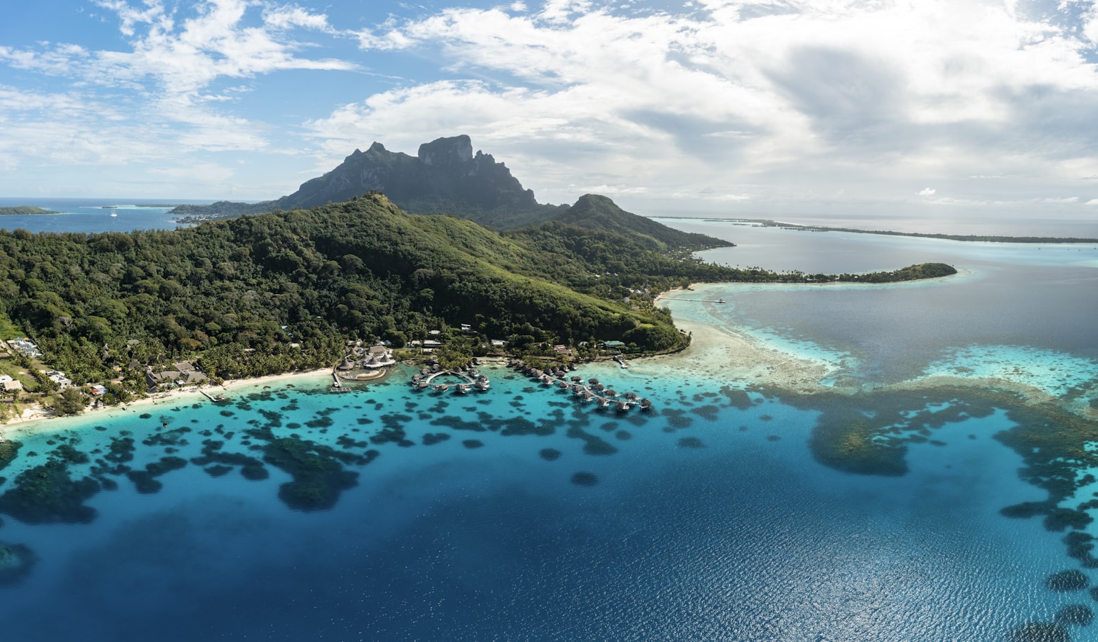 Lagună turcoaz și insule tropicale în Polinezia Franceză