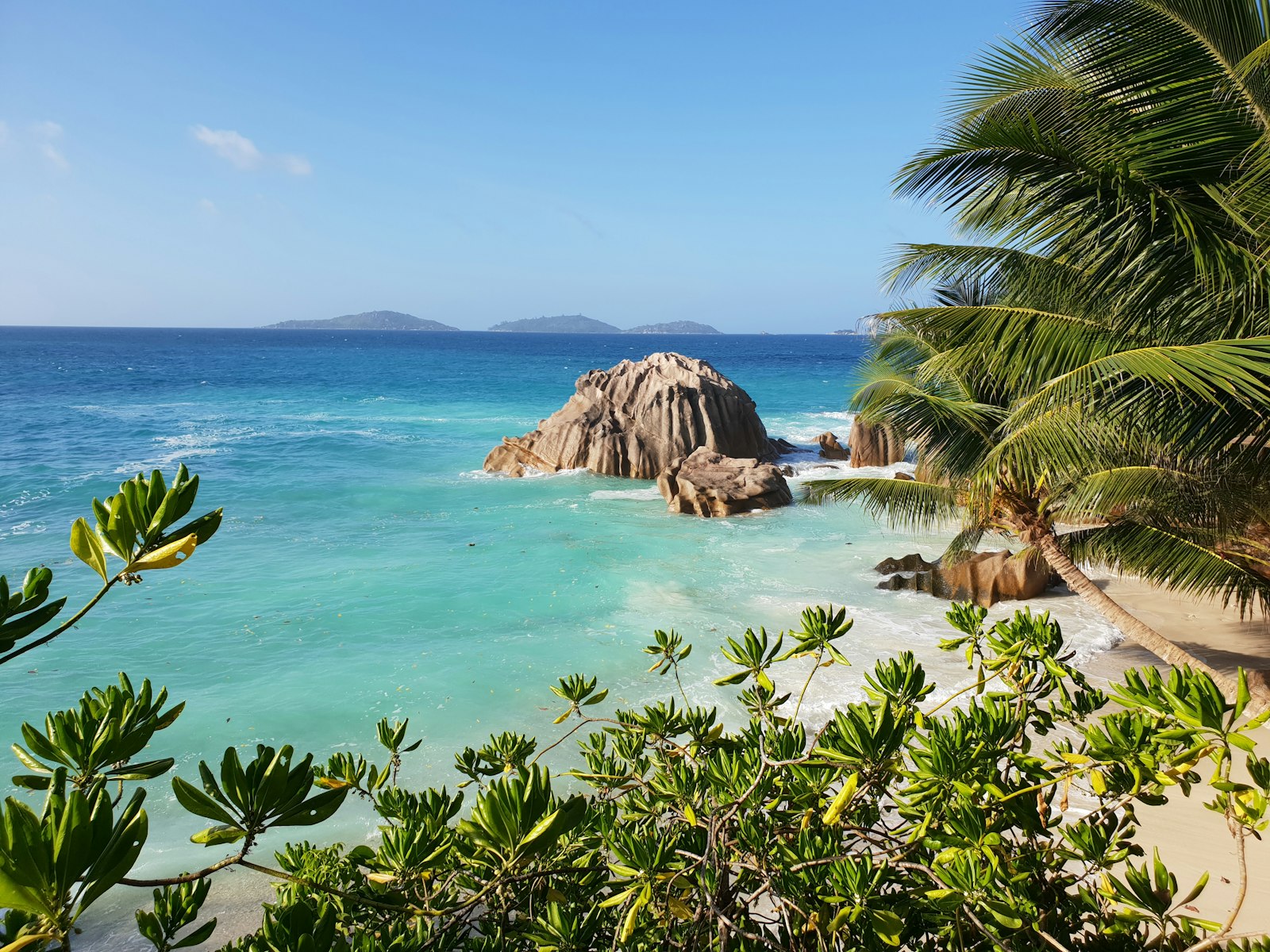 Plajă cu stânci de granit și apă turcoaz în Seychelles